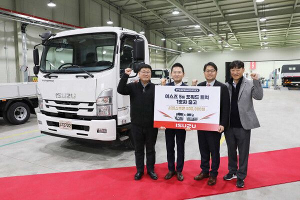 이스즈의 국내 공식 판매사인 큐로모터스가 이스즈 5톤 트럭 ‘포워드’의 1호차를 출고했다. 사진=큐로모터스