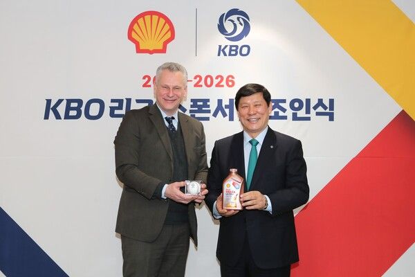 라머스 예룬 피터 한국쉘석유 대표이사와 허구연 한국야구위원회 총재가 강남구 도곡동 야구회관에서 업무 협약을 맺고 기념 촬영을 하고 있다. 사진=한국쉘석유