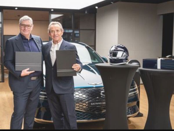 루크 동커볼케 CDO와 함께 한 재키 익스(오른쪽). 사진=제네시스.