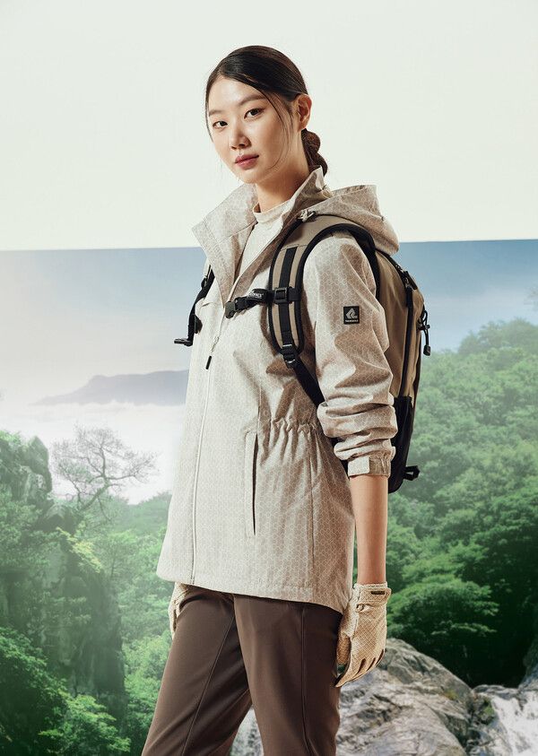 레드페이스의 콘트라 허니컴 프린트 우먼 재킷. 사진=레드페이스