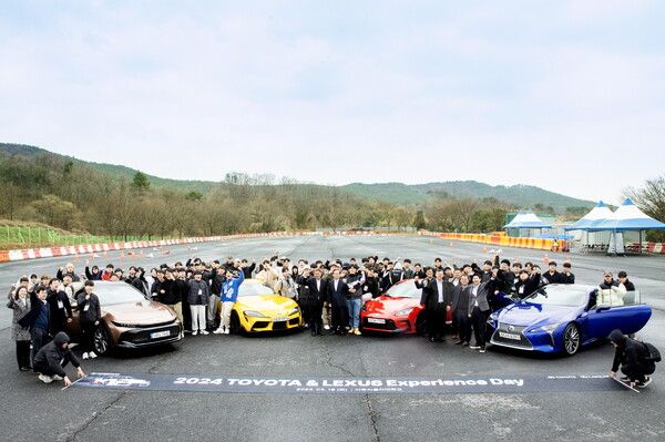 한국토요타자동차가 아주대학교에 모터스포츠 인재 육성을 위한 8,000만원의 장학금을 전달했다. 사진=한국토요타자동차