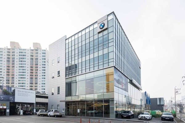 BMW 코리아의 공식 딜러사인 한독 모터스가 BMW 수원 서비스센터와 프리미엄 인증 중고차 매장인 수원 BPS 전시장을 새 단장해 오픈했다. 사진=BMW 코리아