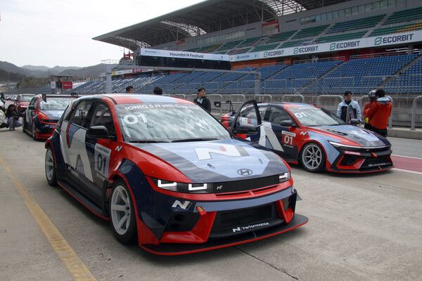 2024년부터 투입되는 아반떼 N1컵 경주차(오른쪽)와 함께 서킷 피트로드에 정렬한 아이오닉 5N eN1컵 경주차. 사진=전현철 기자
