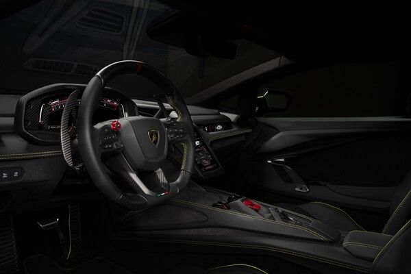 오토모빌리 람보르기니가 V12 하이브리드 플러그인 슈퍼 스포츠카 레부엘토의 첫 번째 스페셜 에디션을 선보였다. 사진=람보르기니