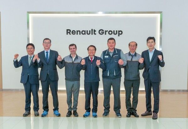 르노코리아가 15일 이정식 고용노동부 장관 및 정부 관계자들이 르노코리아 부산공장을 방문해 주요 시설을 둘러보고 노사 간담회를 진행했다고 밝혔다. 사진=르노코리아