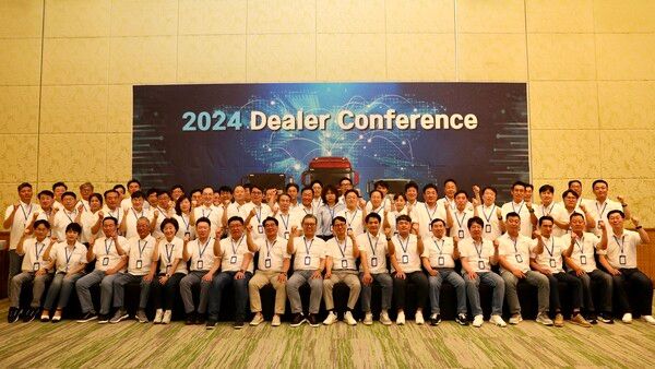 타타대우상용차가 ‘2024 딜러 컨퍼런스’를 개최하고 지난해 우수한 판매 실적을 기록한 대리점과 영업사원을 선정해 시상했다. 사진=타타대우상용차