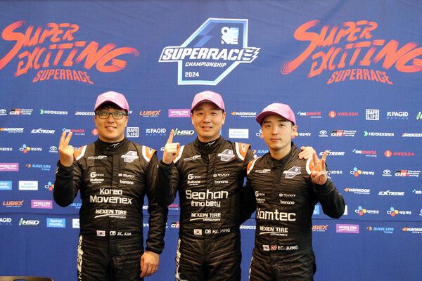 2024 오네 슈퍼레이스 슈퍼6000 클래스 제2전 입상자 기자회견 뒤 기념촬영, 왼쪽부터 2위 김중군, 우승 장현진, 3위 정의철. 사진=전현철 기자