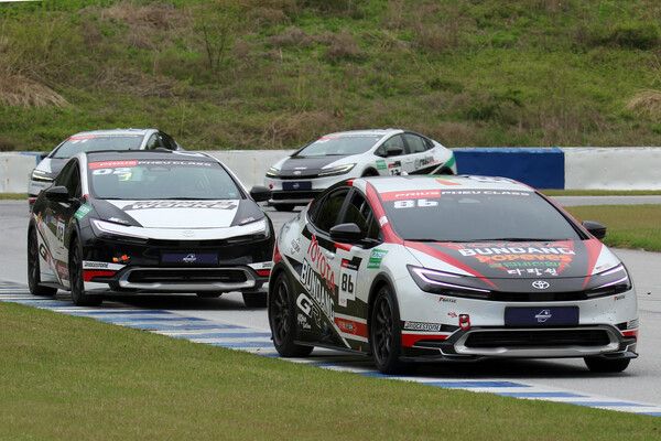 2024 오네 슈퍼레이스 프리우스 PHEV 클래스 개막전에서 접전을 벌이는 송형진(앞)과 전현준. 사진=전현철 기자.