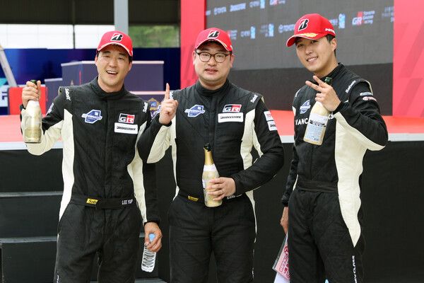 2024 오네 슈퍼레이스 입상자 기념촬영, 오른쪽부터 2위 천용민, 우승 강창원, 3위 이율. 사진=전현철 기자.