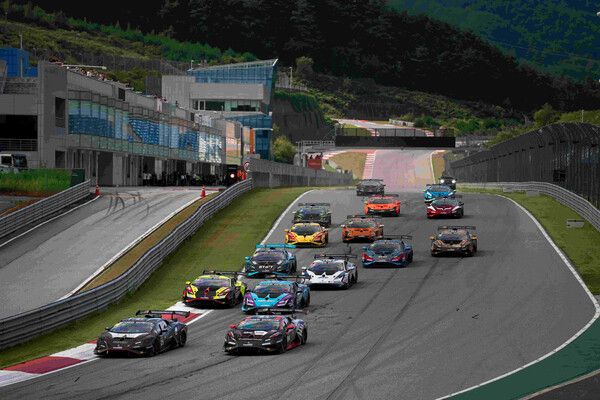 이창우가 람보르기니 슈퍼 트로페오 아시아 레이스에 2년 연속 참가한다. 사진은 지난해 인제스피디움에서 열렸던 대회. 제공=람보르기니 서울