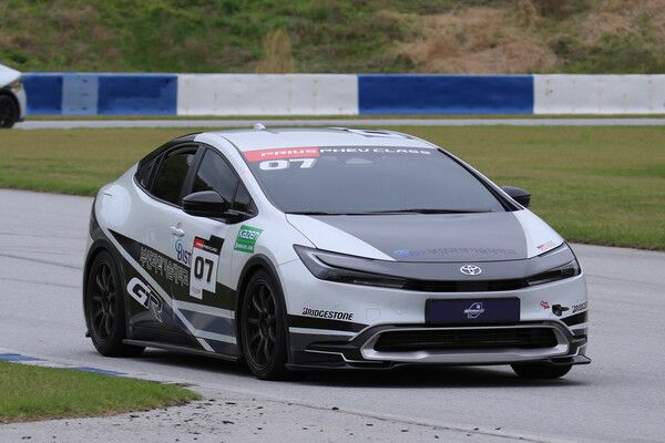 2024 오네 슈퍼레이스 프리우스 PHEV 클래스 개막전에서 선두로 달리는 강창원. 사진=전현철 기자.