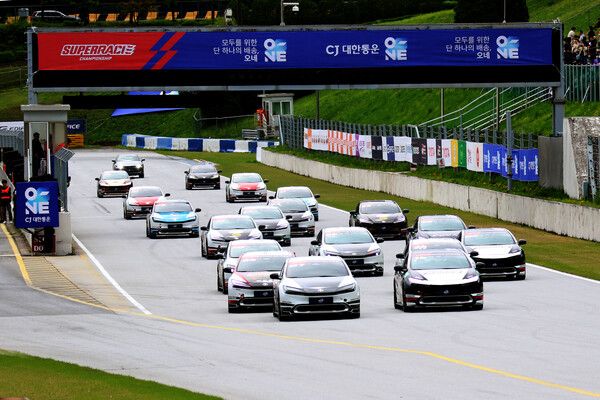2024 오네 슈퍼레이스 프리우스 PHEV 클래스 개막전 결선 스타트. 사진=전현철 기자