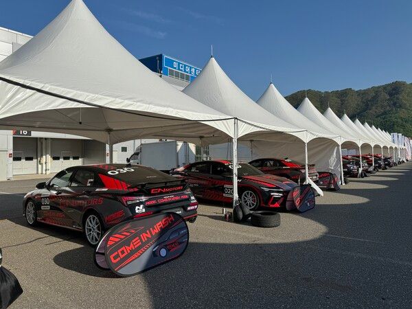 2024 현대 N 페스티벌 개막전에서 패독에 대기하고 있는 아반떼 N2 경주차들. (사진은 본 기사 내용과 관계 없음) 사진=전현철 기자.