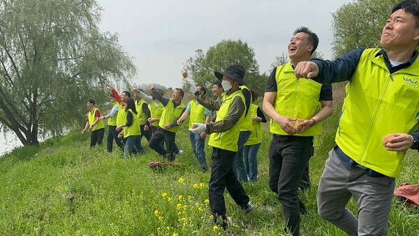 KG 모빌리티(KGM)가 사내 봉사단인 ‘네바퀴동행’이 안성천 환경정화 활동을 전개했다. 사진=KGM
