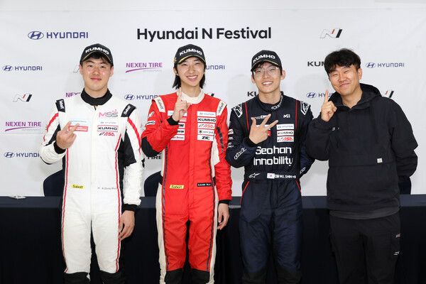 2024 현대 N 페스티벌 개막전 아반떼 N1 클래스 입상자 기자회견 뒤 기념촬영, 왼쪽부터 2위 강동우, 우승 김규민, 3위 신우진, 우승팀인 박재성 DCT레이싱팀 감독. 사진=전현철 기자