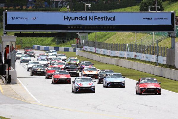 2024 현대 N 페스티벌 아반떼 N2컵 챌린지1 클래스 개막전 결선 스타트. 사진=전현철 기자.