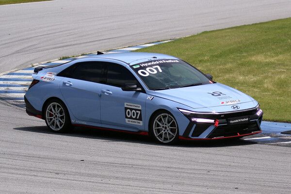 2024 현대 N 페스티벌 아반떼 N2컵 챌린지1 클래스 개막전에서 달리는 신일경. 사진=전현철 기자.