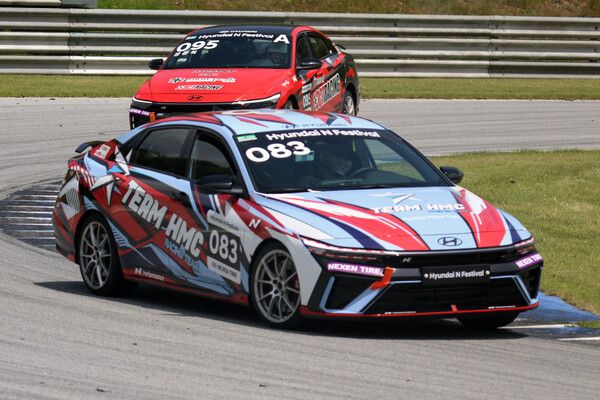 2024 현대 N 페스티벌 아반떼 N2컵 챌린지1 클래스 개막전에서 선두로 달리는 양상국과 그 뒤를 쫓는 장준혁. 사진=전현철 기자