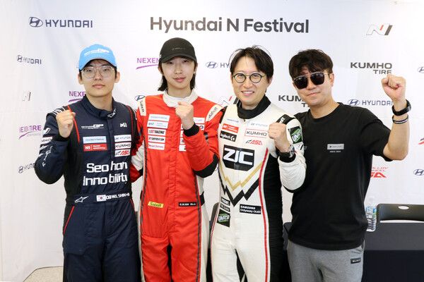 2024 현대 N 페스티벌&nbsp;아반떼 N1 클래스 제3전 입상자 기자회견 뒤 기념촬영. 왼쪽부터 2위 신우진, 우승 김규민, 3위 강병휘, 우승팀인 DCT레이싱팀 박재성 감독. 사진=전현철 기자.