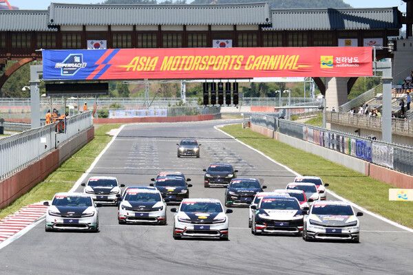 2024 오네 슈퍼레이스 프리우스 PHEV클래스 제2전 결선 스타트. 사진=전현철 기자.