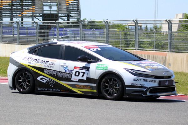 2024 오네 슈퍼레이스 프리우스 PHEV클래스 제2전에서 선두로 달리는 강창원. 사진=전현철 기자.