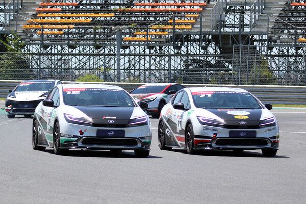 2024 오네 슈퍼레이스 프리우스 PHEV클래스 제2전에서 접전을 벌이는 이율(왼쪽)과 김현일. 사진=전현철 기자.