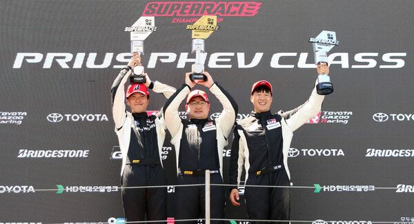 2024 오네 슈퍼레이스 프리우스 PHEV클래스 제2전 시상식, 왼쪽부터 2위 천용민, 우승 강창원, 3위 이율. 사진=전현철 기자.