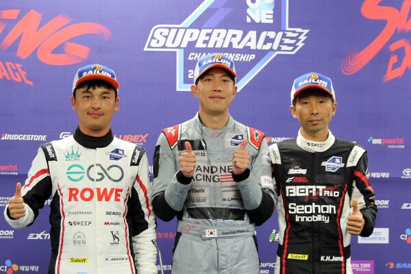 2024 오네 슈퍼레이스 GT클래스 제2전 입상자 기자회견 뒤 기념촬영. 왼쪽부터 2위 정회원, 우승 박석찬, 3위 정경훈. 사진=전현철 기자.