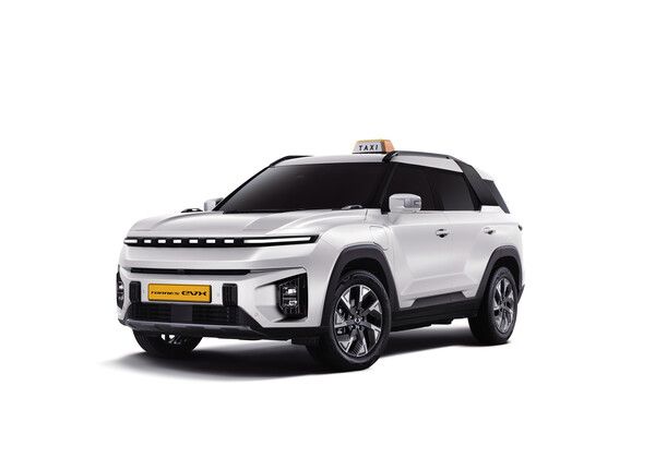 ‘토레스 EVX 택시’는 1회 충전에 복합 433km(도심 473㎞∙고속도로 385㎞)를 달린다. 사진=KGM