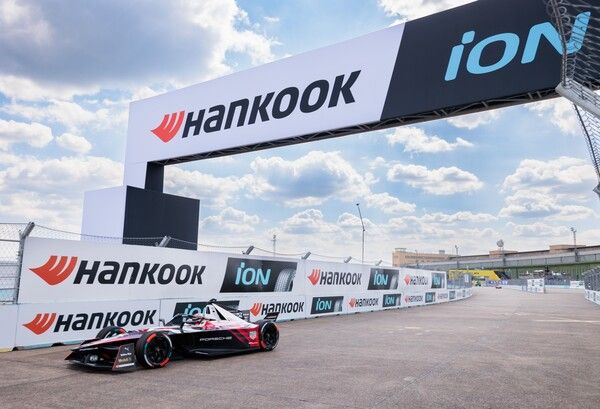 한국타이어가 오피셜 스폰서로 활동하는 국제자동차연맹(FIA) 주관 ‘ABB FIA 포뮬러 E 월드 챔피언십’의 ‘2024 상하이 E-PRIX’가 5월 25~26일 개최된다. 사진은 베를린 대회 장면. 제공=한국타이어