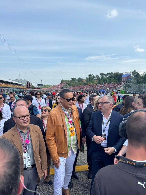 2024 F1 제7전 에밀리아 로마냐 GP를 방문한 태국의 세타 타위신 총리와 F1의 스테파노 도미니칼리 CEO. 사진=세타 타위신 총리 SNS