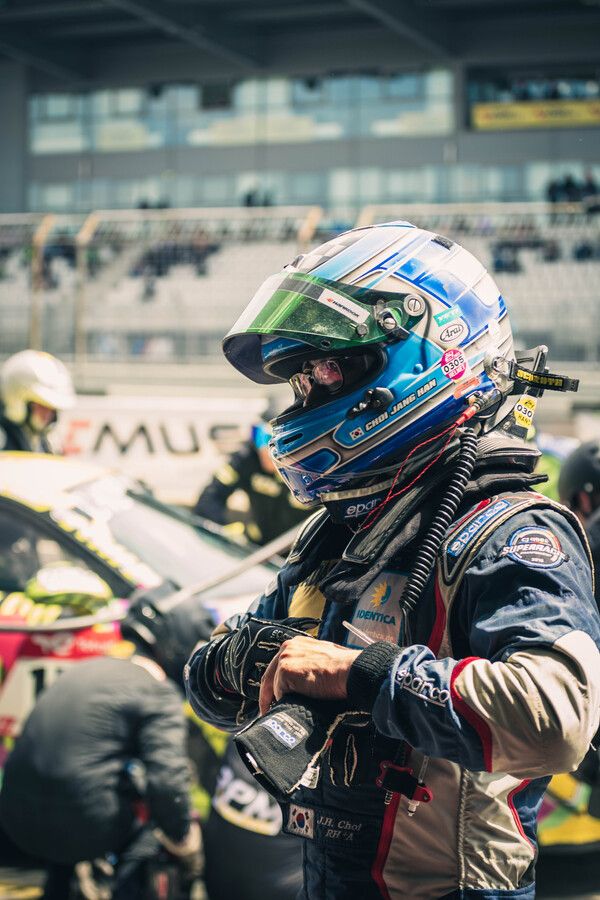 최장한((49,RPM레이싱팀)이 6월 1~2일(현지시간) 독일 뉘르부르크링에서 열리는 ‘2024 뉘르부르크링 24시 내구레이스(이하 뉘르24시)’에 2년 연속 우승에 도전한다. 사진은 드라이버 교대 장면 장면. 사진=최장한