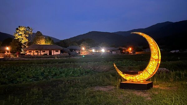 아산 외암마을 경관 조명이 외암마을 야경을 빛낸다. 사진=한국관광공사