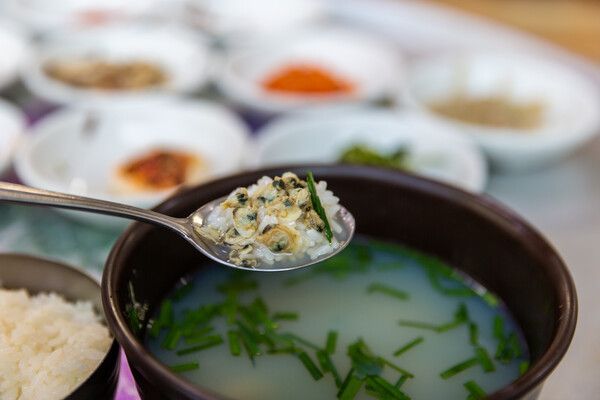 쫄깃한 식감의 재첩과 시원한 맛의 재첩국. 부추는 비타민A를 보충하기 위해 넣는다. 사진=한국관광공사