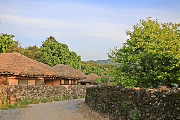아산 외암마을의 돌담길과 전통가옥이 어우러진 풍경. 사진=한국관광공사