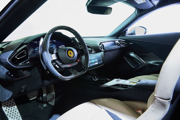 앞유리에서 후면까지 이어지는 글라스루프와 대칭 구조의 듀얼 콕핏은 12칠린드리 실내에 개방감과 몰입감을 동시에 선사한다. 사진=FMK