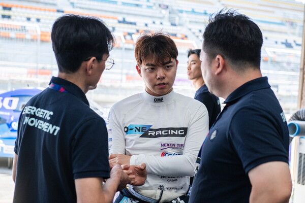 2024 오네 슈퍼레이스 3라운드에서 오네 레이싱 감독 및 엔지니어와 얘기하고 있는 김동은 (가운데). 사진=오네 레이싱