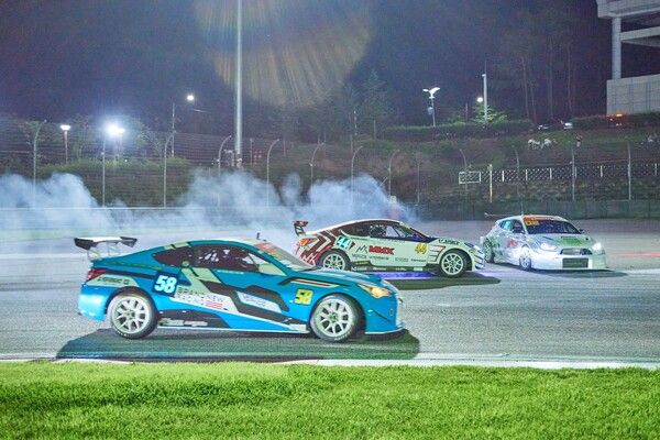 ‘강원 모터 페스타’로 열리는 2024 오네 슈퍼레이스 챔피언십 4라운드가 15일 인제스피디움(길이 3.908km)에서 올해 첫 ‘밤의 황제’를 선택하기 위한 질주를 시작한다. 사진=슈퍼레이스