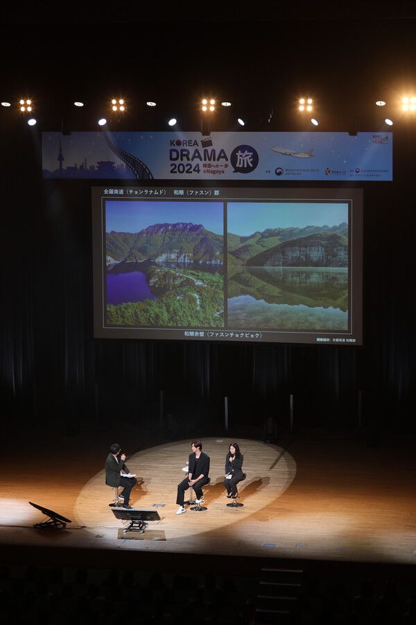 전라남도 화순 적벽에 대해 소개하는 배우 나인우. 사진=한국관광공사