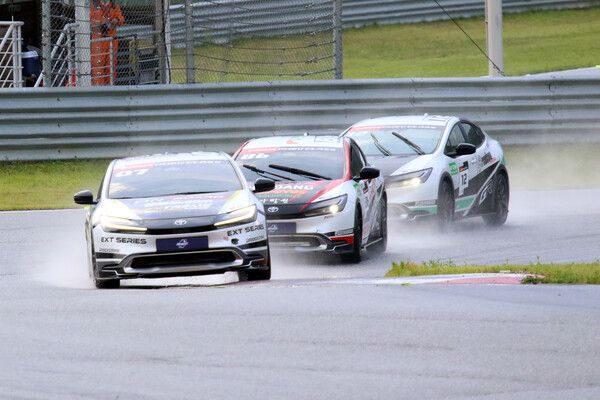 '강원 국제 모터페스타’로 열린 2024 오네 슈퍼레이스 프리우스 PHEV 클래스 제3전에서 선두를 놓고 접전을 벌이는 강창원, 송형진, 이율. 사진=전현철 기자.