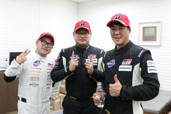 '강원 국제 모터페스타’로 열린 2024 오네 슈퍼레이스 프리우스 PHEV 클래스 제3전 1~3위 송형진, 강창원, 이율(왼쪽부터). 사진=전현철 기자.