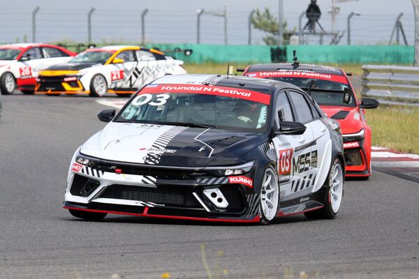 2024 현대 N 페스티벌 아반떼 N1컵 제4전에서 선두로 달리는 강동우. 사진=전현철 기자.