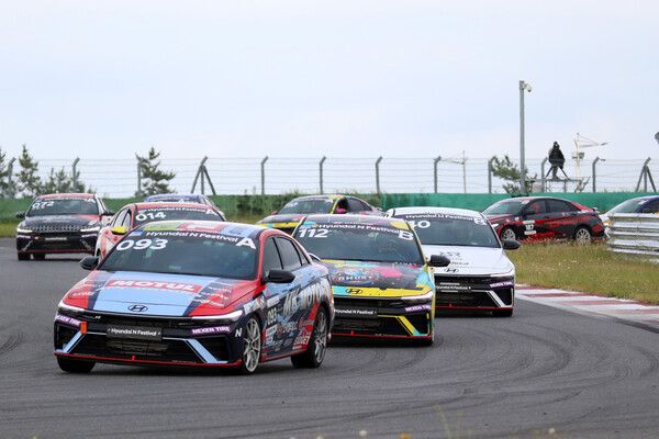 경기 초반 줄지어 달리며 접전을 벌이는 중위권 선수들. 사진=전현철 기자.