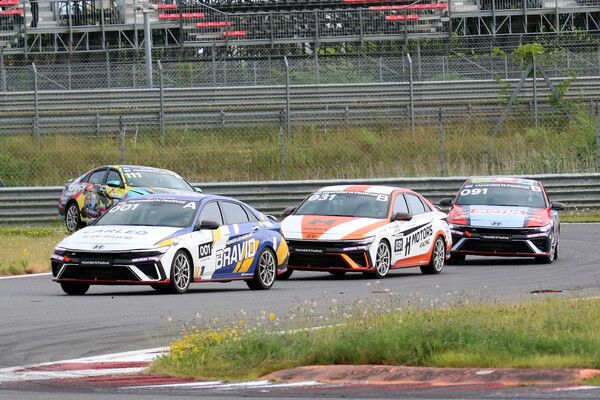2024 현대 N 페스티벌 아반떼 N2컵 마스터즈 제2전에서 접전을 벌이는 정상오, 김효겸, 최상헌(앞쪽부터) 사진=전현철 기자.