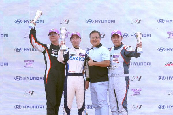 2024 현대 N 페스티벌 아반떼 N2컵 마스터즈 제2전 시상식, 왼쪽부터 2위 김효겸, 우승 정상오, 현대자동차 박준우 상무, 3위 최상헌. 사진=전현철 기자.