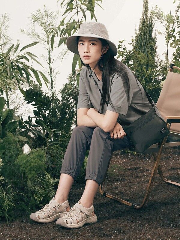 레드페이스가 여름 캠핑 시즌을 맞아 편안함에 스타일까지 더한 캠핑 룩을 선보였다. 사진=레드페이스