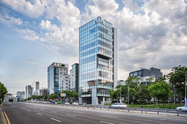 BMW 코리아의 공식 딜러사인 바바리안 모터스가 BMW 금천 전시장을 오픈했다. 사진=BMW 코리아