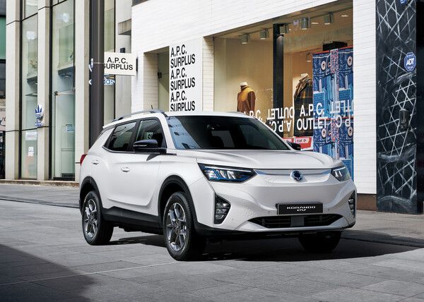 KG 모빌리티(KGM)가 준중형 SUV 전기차 ‘코란도 EV’를 새롭게 출시한다. 사진=KG 모빌리티