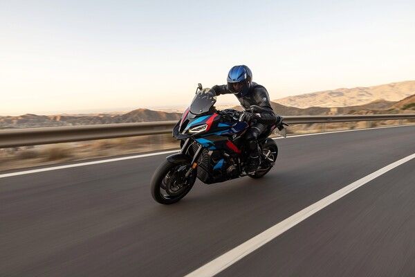 BMW 모토라드가 고성능 크로스오버 모델인 ‘뉴 M 1000 XR’을 국내에 공식 출시한다. 사진=BMW 모터라드