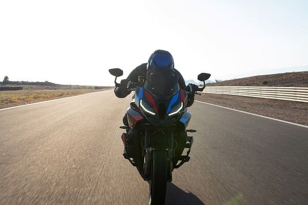 BMW 모토라드가 고성능 크로스오버 모델인 ‘뉴 M 1000 XR’을 국내에 공식 출시한다. 사진=BMW 모터라드